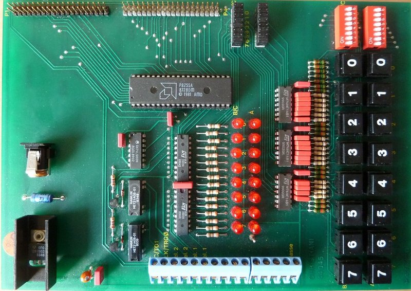 Christiani peripherie experiment board with 8288, two relays, 16 leds and keys